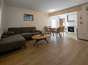 Rumah (Two Bedroom Holiday Home with Terrace) | Ruang keluarga | Televisi layar datar 32-inci dengan saluran TV satelit
