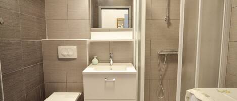 Departamento (Rovinj Cozy Loft) | Baño | Regadera y toallas