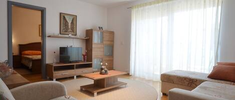 Apartment (Rovinj Cozy Loft) | Wohnzimmer | 32-Zoll-Flachbildfernseher mit Satellitenempfang
