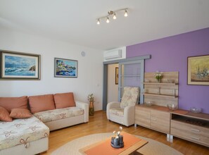 Leilighet (Rovinj Cozy Loft) | Oppholdsrom | En 32-tommers Flatskjerm-TV med Parabol-TV