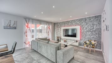 Villa (Four Bedroom Villa with Pool) | Wohnzimmer | 32-Zoll-Flachbildfernseher mit Satellitenempfang