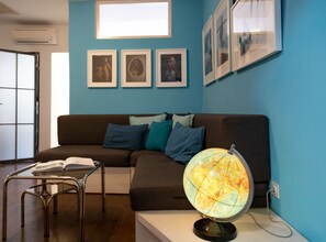 Apartamento (Two Bedroom Apartment) | Sala de estar | TV de tela plana 32 polegadas com canais via satélite