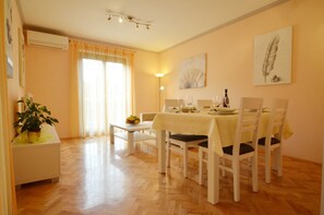 Living room - Coastal Breeze Apartment in Rovinj (Rovinj)