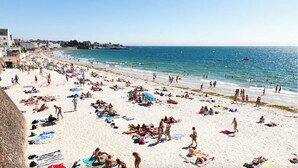 A crowded beach with people sunbathing and swimming. - Charming seaside house (Concarneau)