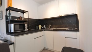 Huoneisto (Two Bedroom Apartment with Loggia) | Yksityinen keittiö | Jääkaappi