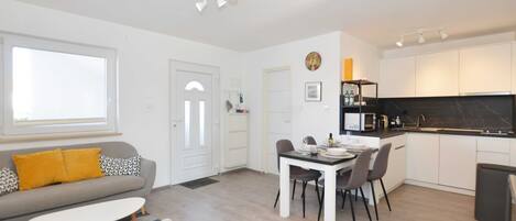 شقة (Two Bedroom Apartment with Loggia) | غرفة لتناول الطعام