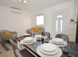 Appartement (Two Bedroom Apartment with Loggia) | Dineerruimte