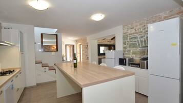 Hus (Forest Breeze Retreat in Zminj) | Eget kjøkken | Kjøleskap