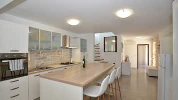 Hus (Forest Breeze Retreat in Zminj) | Eget kjøkken | Kjøleskap