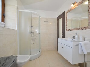 House (Forest Breeze Retreat in Zminj) | Bathroom | Shower, towels