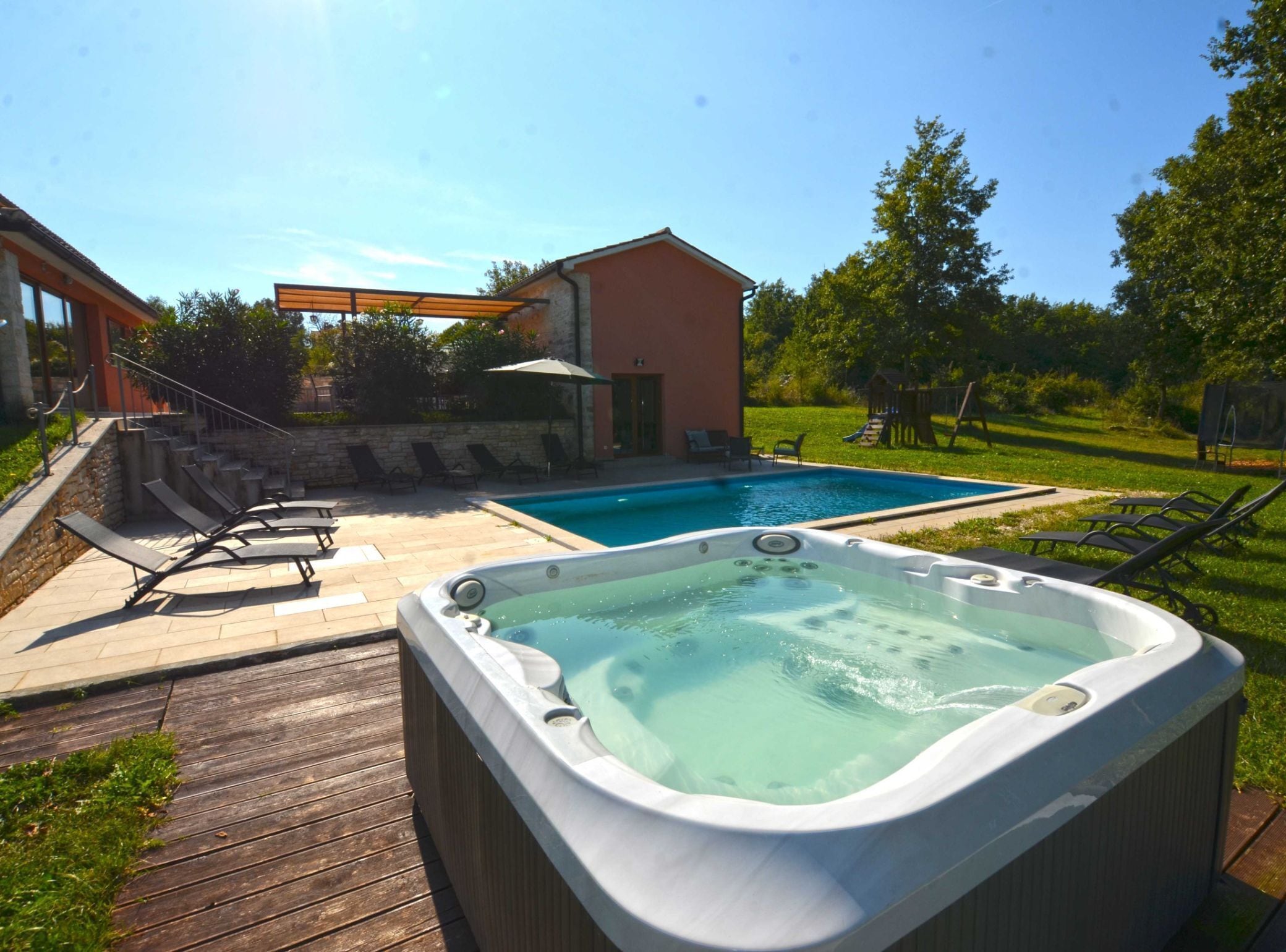 Hus (Forest Breeze Retreat in Zminj) | Utendørs boblebad