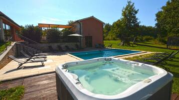 Hus (Forest Breeze Retreat in Zminj) | Utendørs boblebad