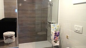 Apartemen (One Bedroom Apartment with Terrace) | Kamar mandi | Shower dan handuk
