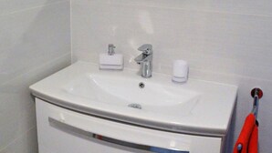 Apartemen (One Bedroom Apartment with Terrace) | Kamar mandi | Shower dan handuk