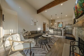 Televisión, chimenea y estéreo