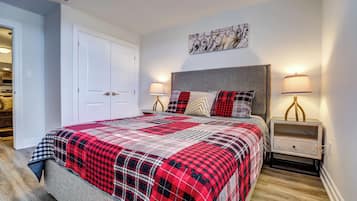 Appartamento familiare, 4 camere da letto, cucina, vista cortile | 4 camere, una scrivania, postazione laptop, ferro/asse da stiro