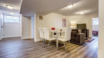 Appartamento familiare, 4 camere da letto, cucina, vista cortile | Sala da pranzo