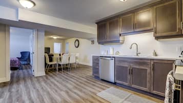 Family Apartment, 4 Bedrooms, Kitchen, Courtyard View | Private kitchen