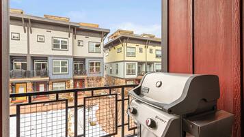 Enjoy a panoramic view of the city from this balcony, featuring a grill perfect for outdoor dining.
