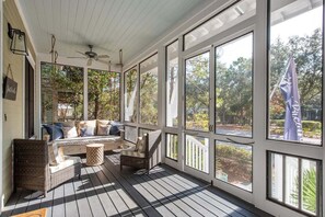 تلفزيون ذكي، ألعاب فيديو، كُتُب