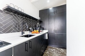 Kühlschrank, Mikrowelle, Ofen, Herdplatte