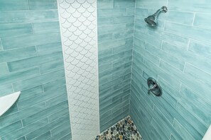 Douche, sèche-cheveux, serviettes fournies