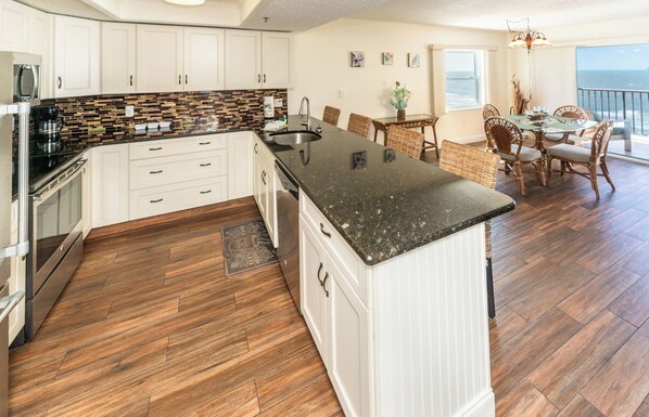 Frigorífico, microondas, horno y placa de cocina