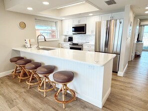 冷蔵庫、電子レンジ、オーブン、コンロ