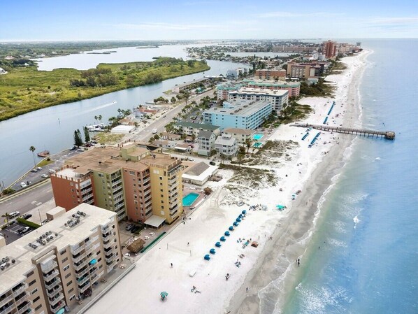 On the beach - Holiday Villas III- 509 in Indian Shores-1 BR condo, Intercoastal views! (Indian Shores)