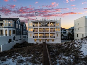 Un hotel de varios pisos con balcones y una escalera central.