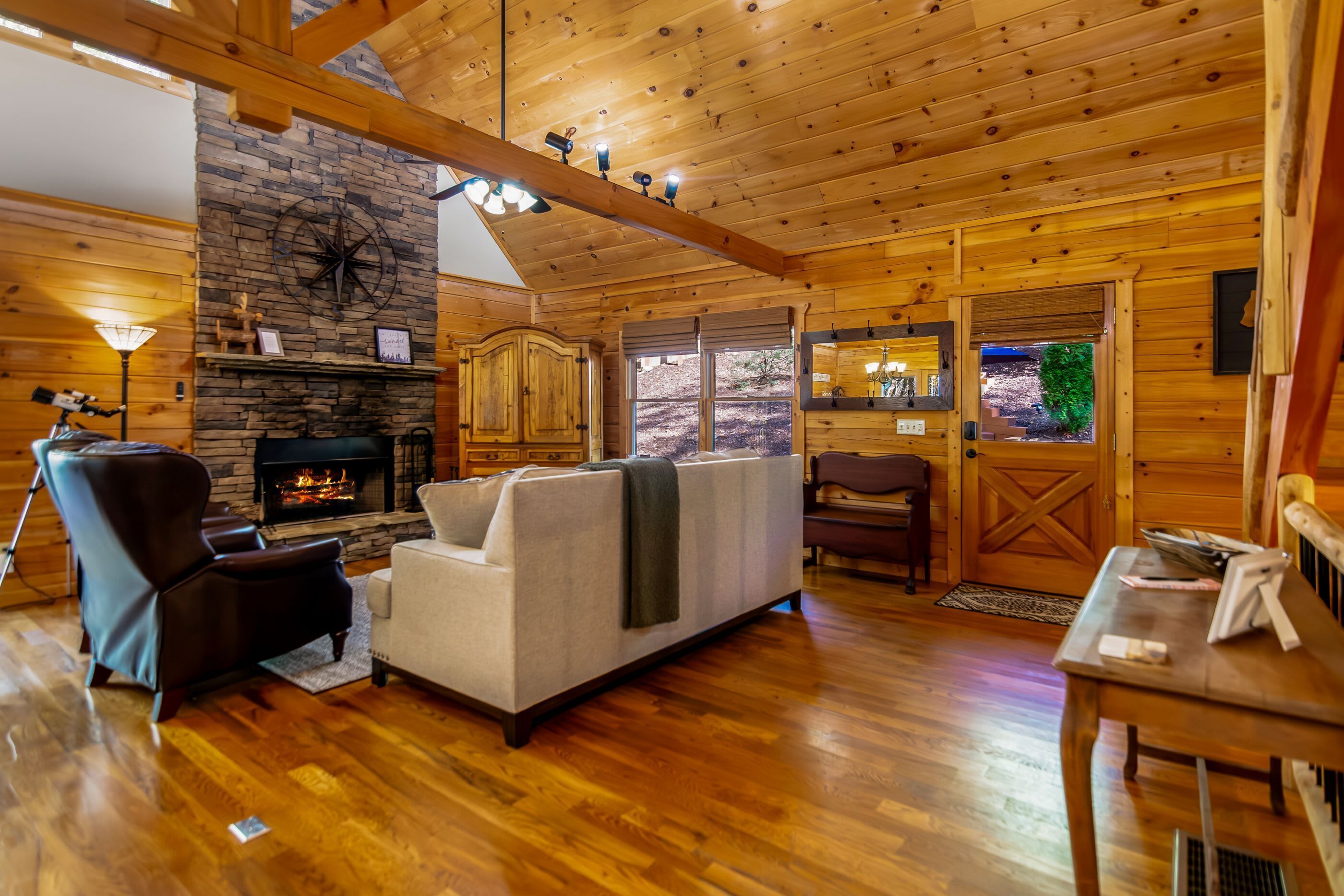 Log Cabin, Lake, Hot Tub, Near Wineries & Hiking - Dahlonega, GA