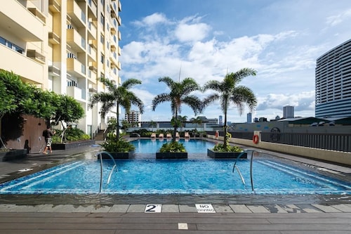 Skyline Stay in Araneta Cubao w/ Karaoke & Netflix 