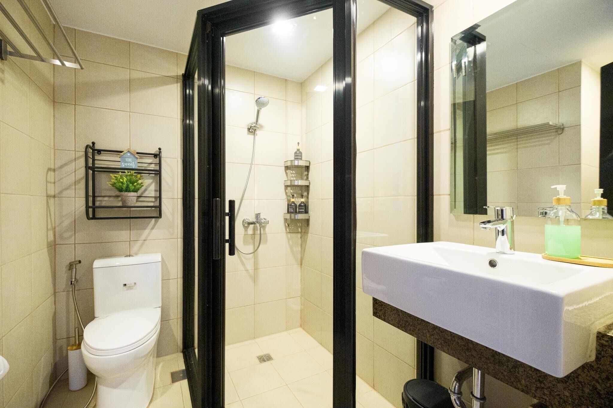 Shower, hair dryer, bidet, towels