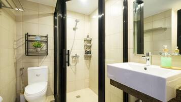 Shower, hair dryer, bidet, towels