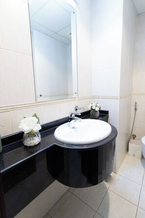 Bồn tắm, máy sấy tóc, khăn tắm, xà phòng 