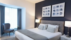 A hotel room with a large bed, a chair, a desk, and two wall-mounted lamps. - HAPPY SEASON I Elite Tower Dubai Marina (Dubai)