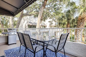 Outdoor dining - Steps to the ocean, great weeks available (Hilton Head Island)