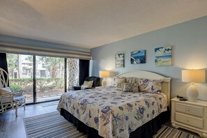 3 bedrooms, iron/ironing board, WiFi, bed sheets - Steps to the ocean, great weeks available (Hilton Head Island)