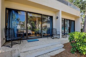 Terrace/patio - Steps to the ocean, great weeks available (Hilton Head Island)