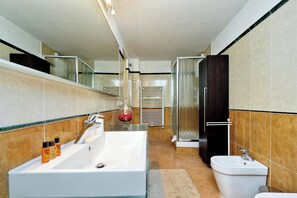Shower, hair dryer, bidet, towels - RICCI MARCHETTI HOUSE (Roma)