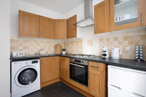 Microwave, oven, coffee/tea maker, electric kettle - Bright & Cozy Hammersmith Flat with Terrace (London)