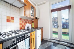 Mikrowelle, Ofen, Wasserkocher mit Kaffee-/Teezubehör, Wasserkocher