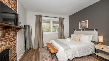 4 quartos, escrivaninha, ferros/tábuas de passar roupa, berço de viagem