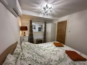 1 bedroom, free WiFi, bed sheets - Cottinghamdetachedprop/kingbed/tv/wifi (Cottingham)