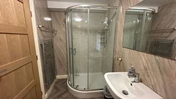 Apartment | Bathroom | Shower, towels, toilet paper