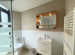 Dusche, Haartrockner, Handtücher, Toilettenpapier