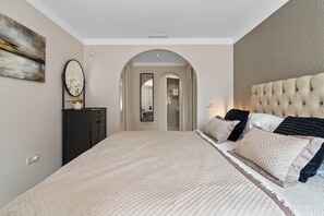 3 habitaciones, tabla de planchar con plancha, wifi y ropa de cama