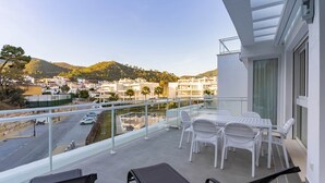 A balcony with a table and chairs, overlooking a street and buildings. - RDR450 - Beautiful family apartment in Benahavis (Benahavís)
