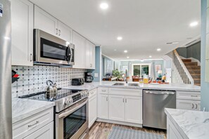 Køleskab, mikrobølgeovn, ovn, kogeplade