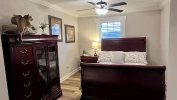 4 bedrooms, iron/ironing board, WiFi, bed sheets